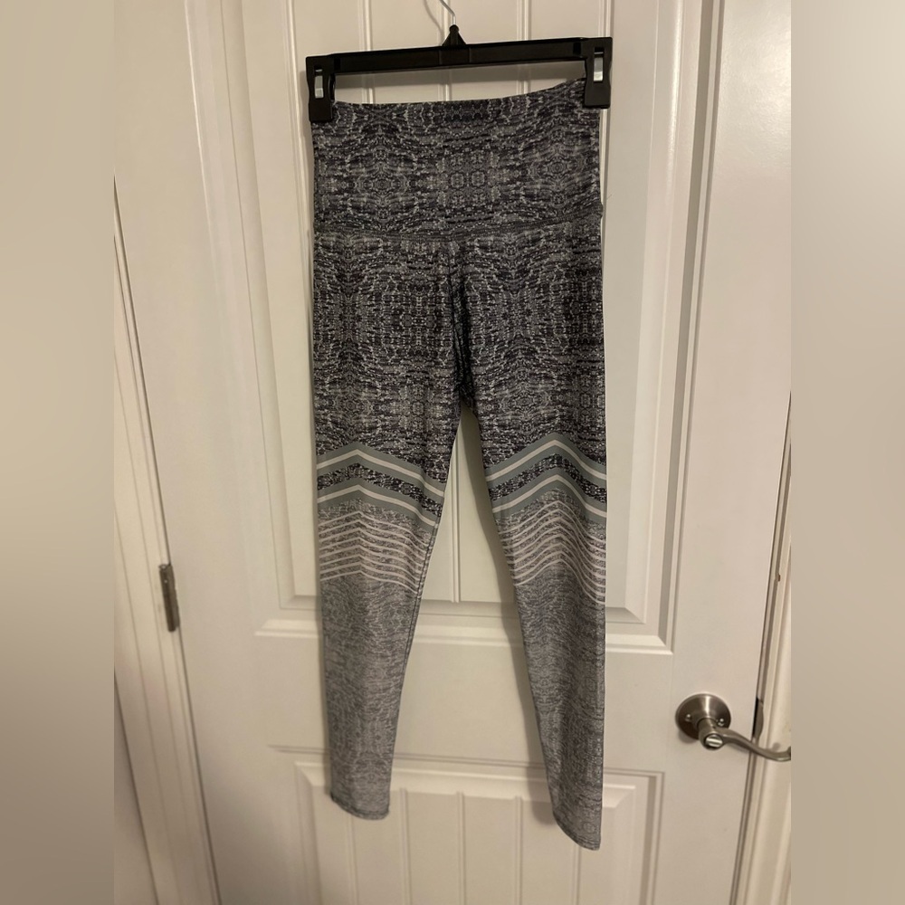 Onzie Flow High Rise Legging Printed Small/Medium ombre color black/gray
